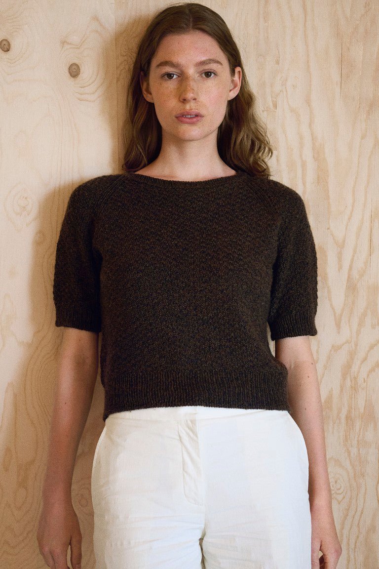 Liefde voor wol Isager Pearl Tee - een tijdloze top-down trui met raglan
