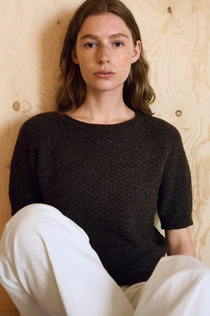 Liefde voor wol Isager Pearl Tee - een tijdloze top-down trui met raglan